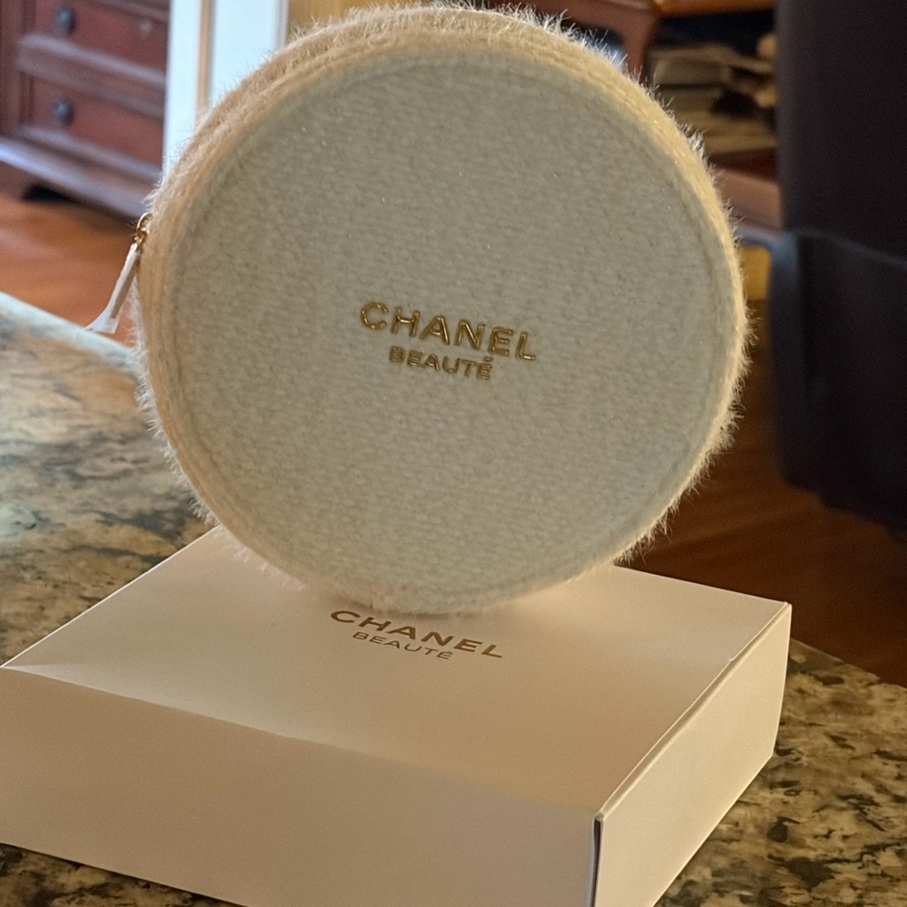 CHANEL Beauté Round Cream Cosmetic Pouch